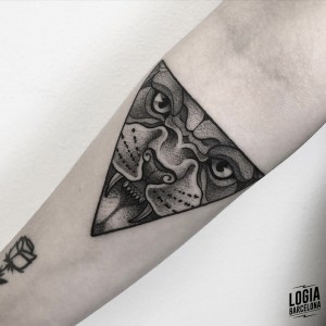 tatuaje_brazo_leon_triangulo_victor_dalmau_logiabarcelona        